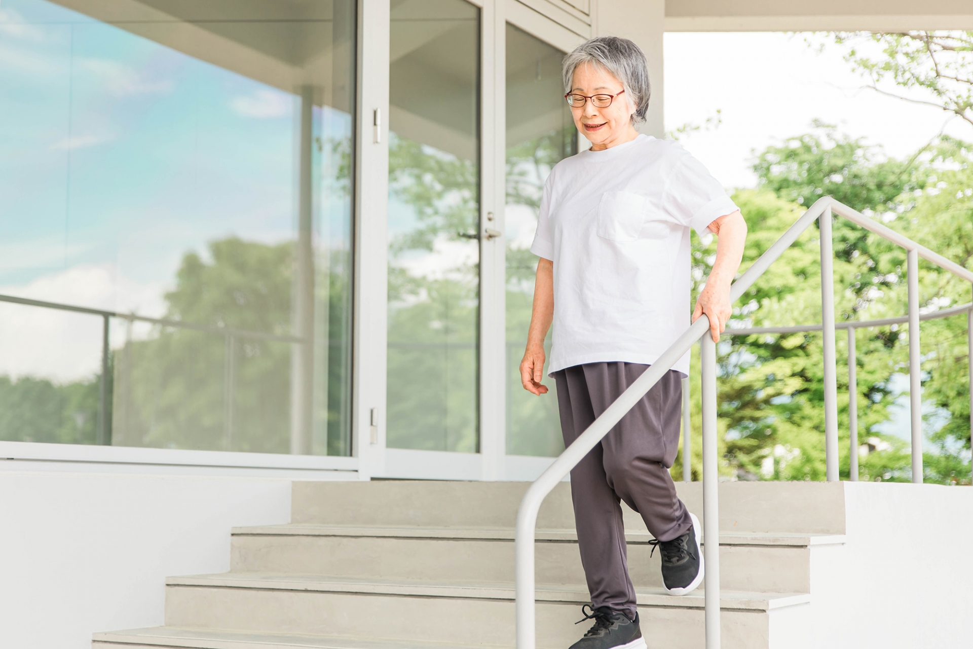 朝活をするために外出しようとしている高齢女性のイメージ画像