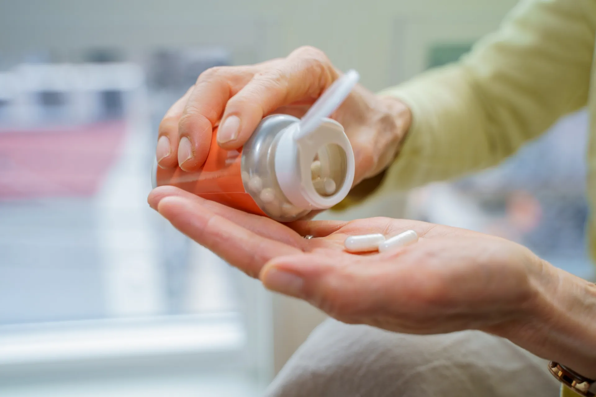 毎日を元気に！シニア世代におすすめのサプリと選び方