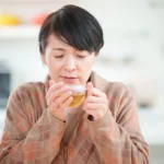 高齢者が冷えを感じやすいのはなぜ？温活の始め方も解説