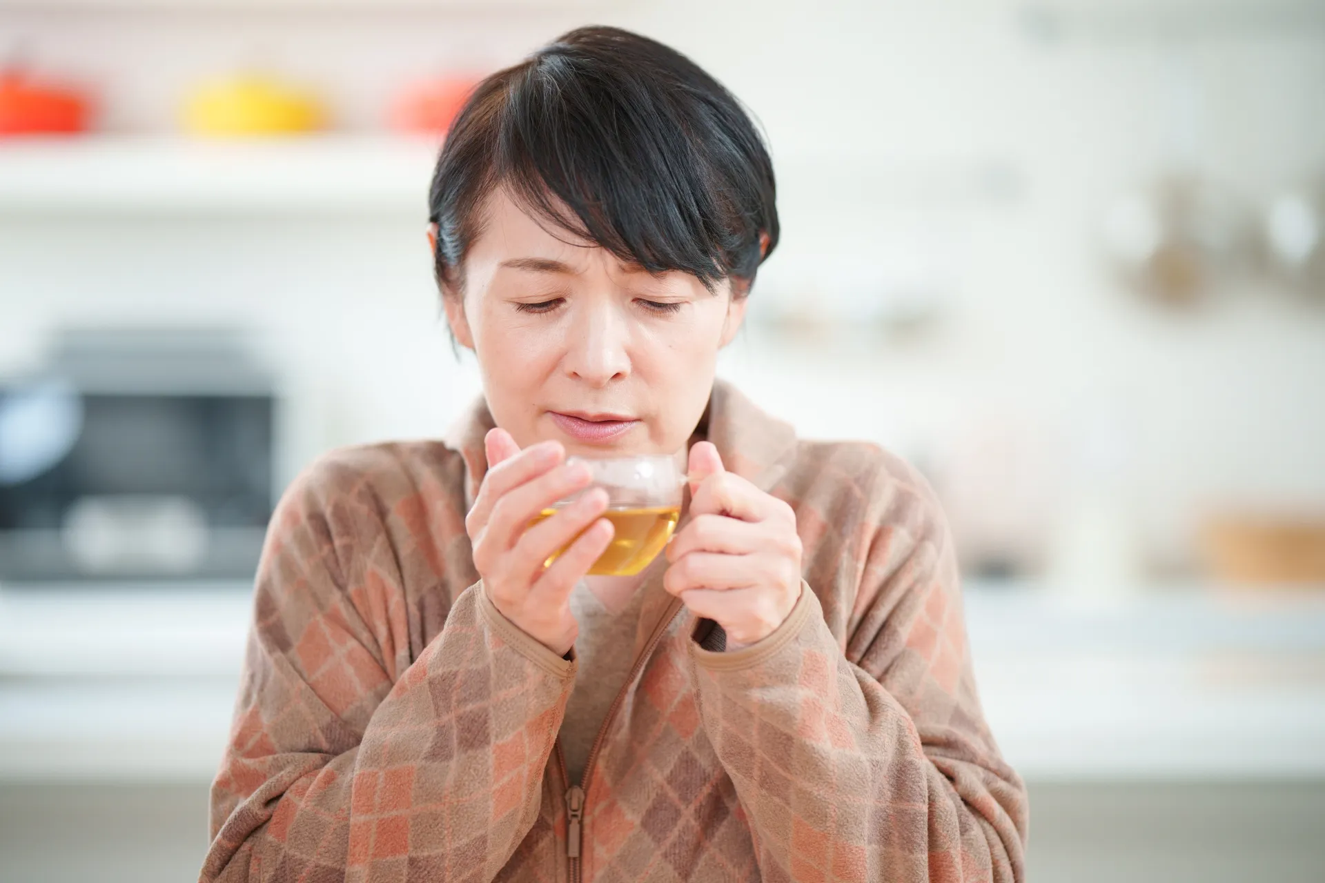 高齢者が冷えを感じやすいのはなぜ？温活の始め方も解説